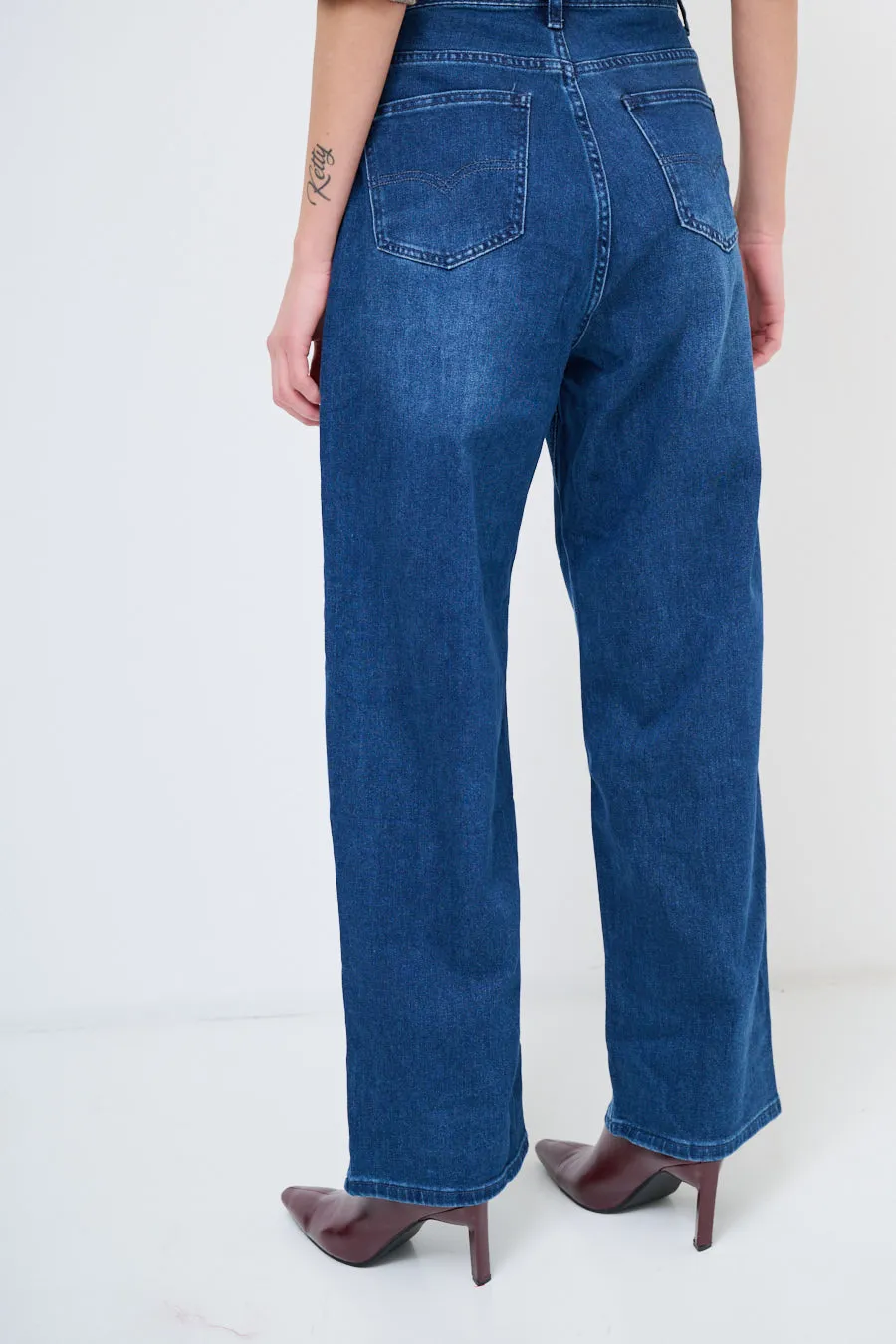 Classic high-waisted straight-leg jeans wholesale